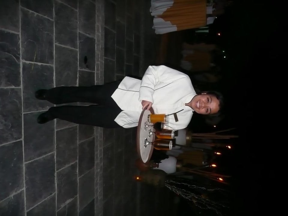 Service-Mitarbeiterin Hotel Le Meridien Al Aqah Beach Resort