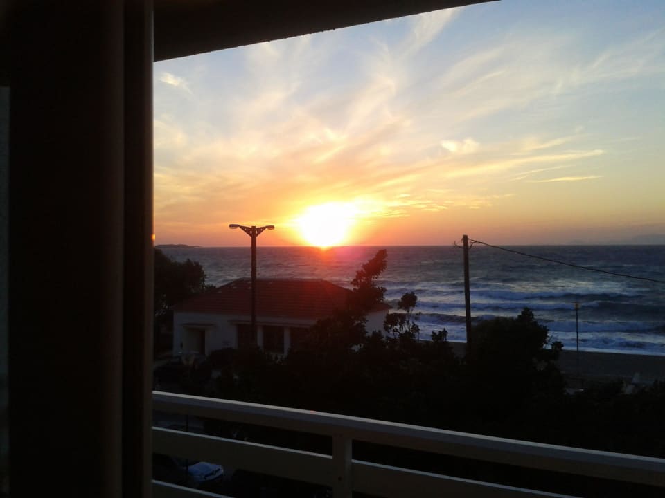 Sonnenuntergang bei unruhiger See Hotel Sirene Beach