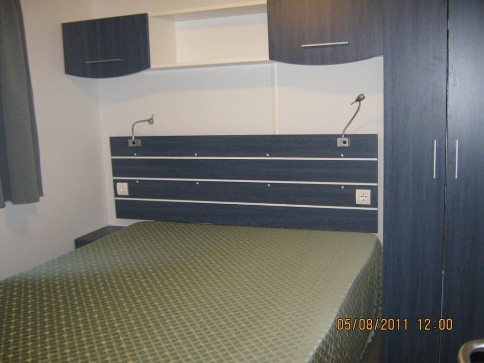 Doppelbett im Maxicaravan Villaggio Residence Punta Spin