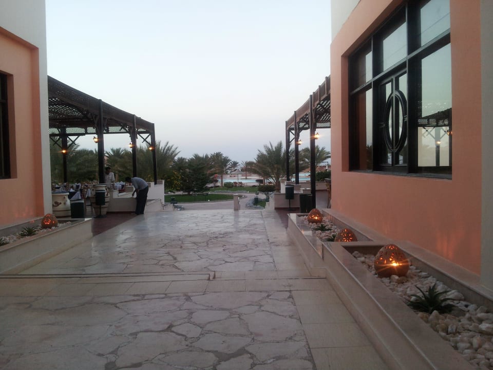 Ist die Terrasse  wo man Essen kann Three Corners Sea Beach Resort