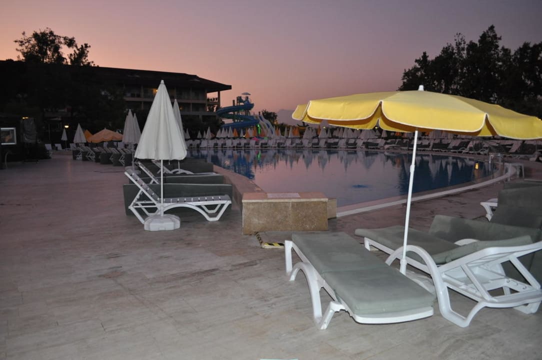 Pool am Abend Marvida Family Eco