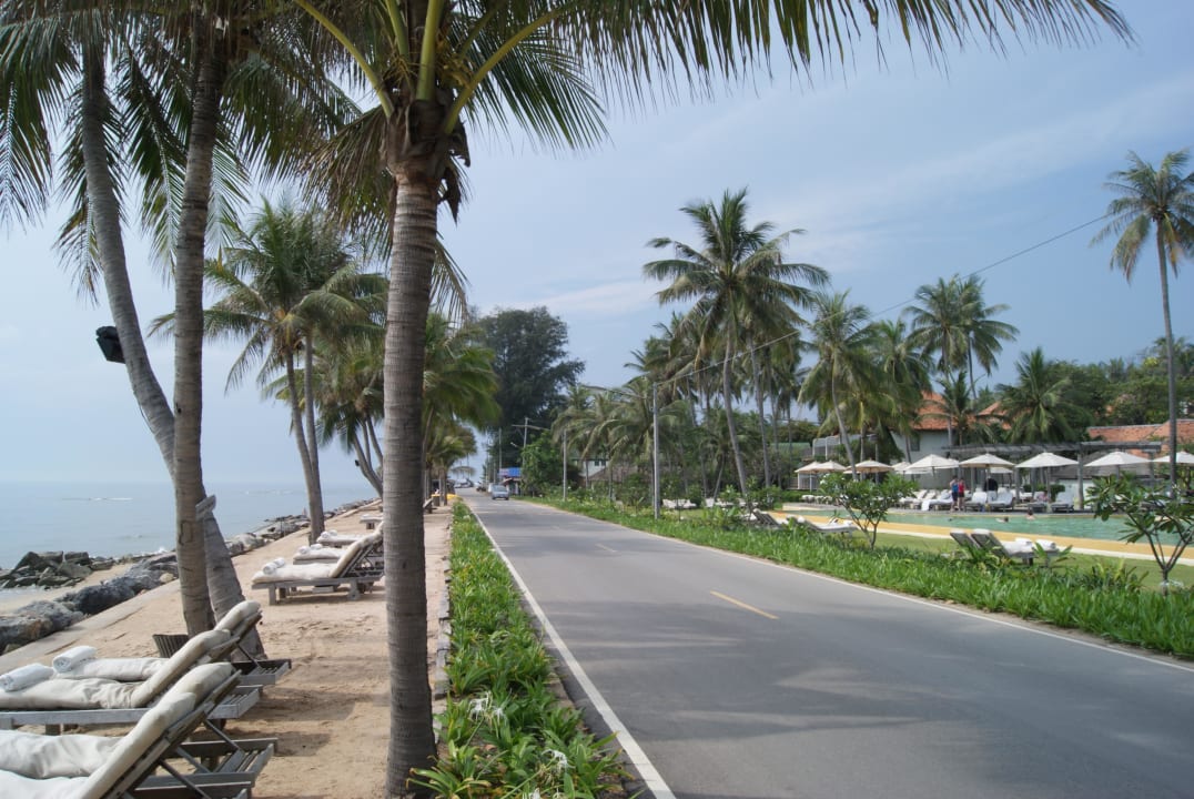 Straße vor dem Hotel Wyndham Hua Hin Pranburi Resort & Villas