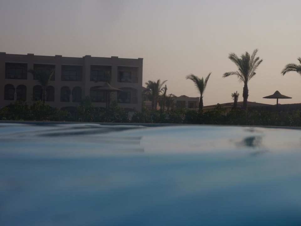 Pool am Abend JAZ Aquamarine Resort