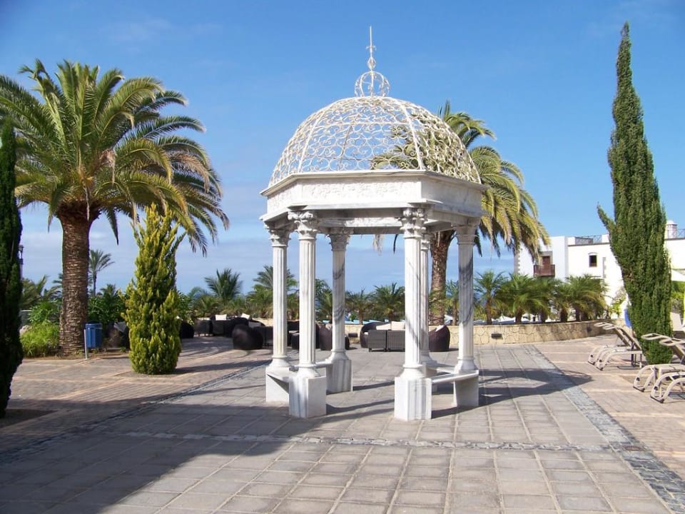 Mitten auf der Anlage zwischen Bar und Plaza Lopesan Villa del Conde Resort & Thalasso