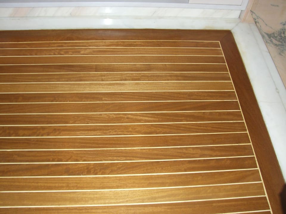 Bad mit RIVA-Yacht Holzboden Elounda Bay Palace Hotel