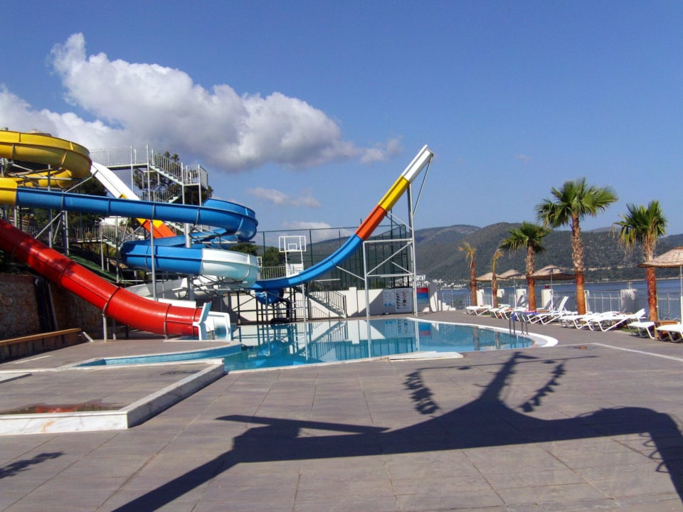 Rutschen am Pool des Hauptgebäude Blue Dreams Resort & Spa