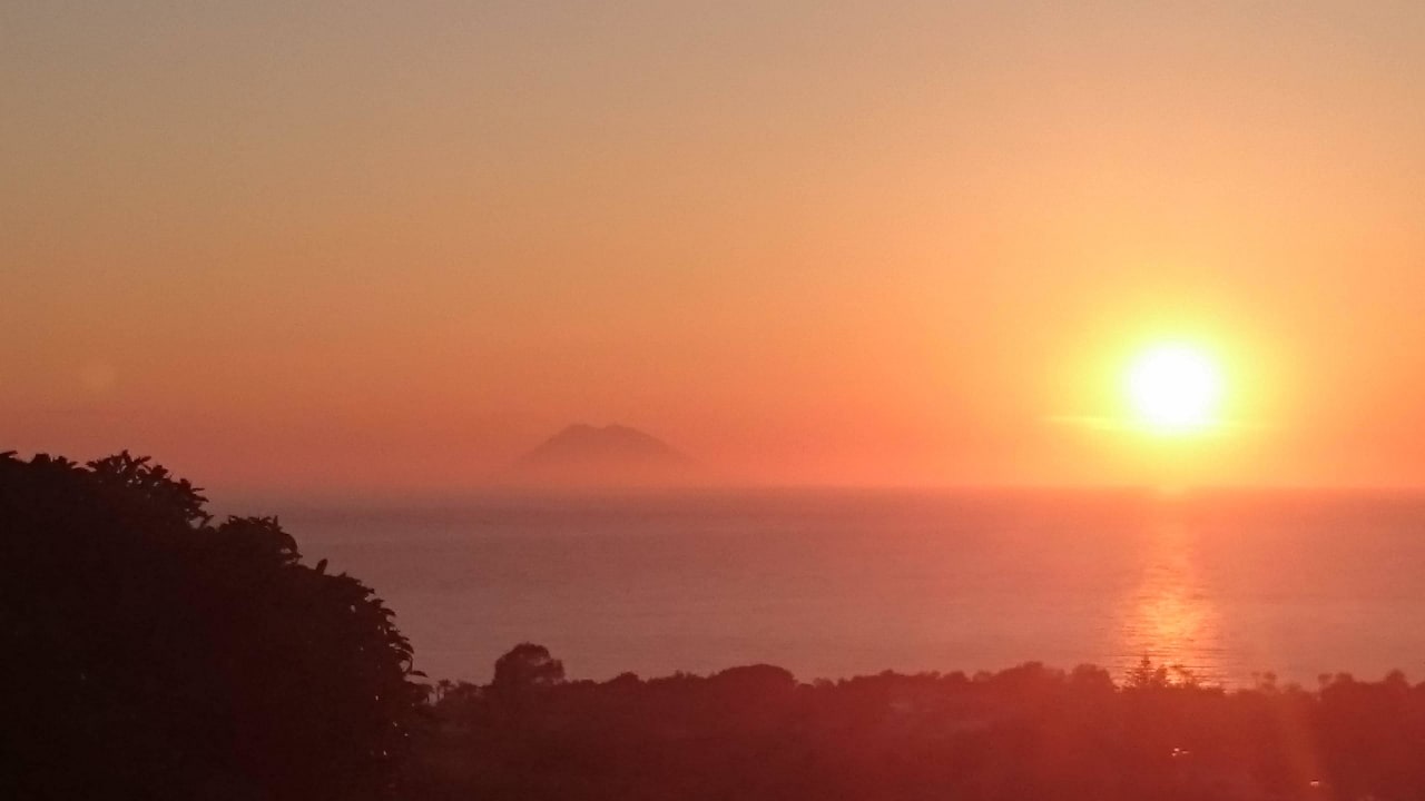 Sonnenuntergang mit Stromboli Hotel Costa degli Dei