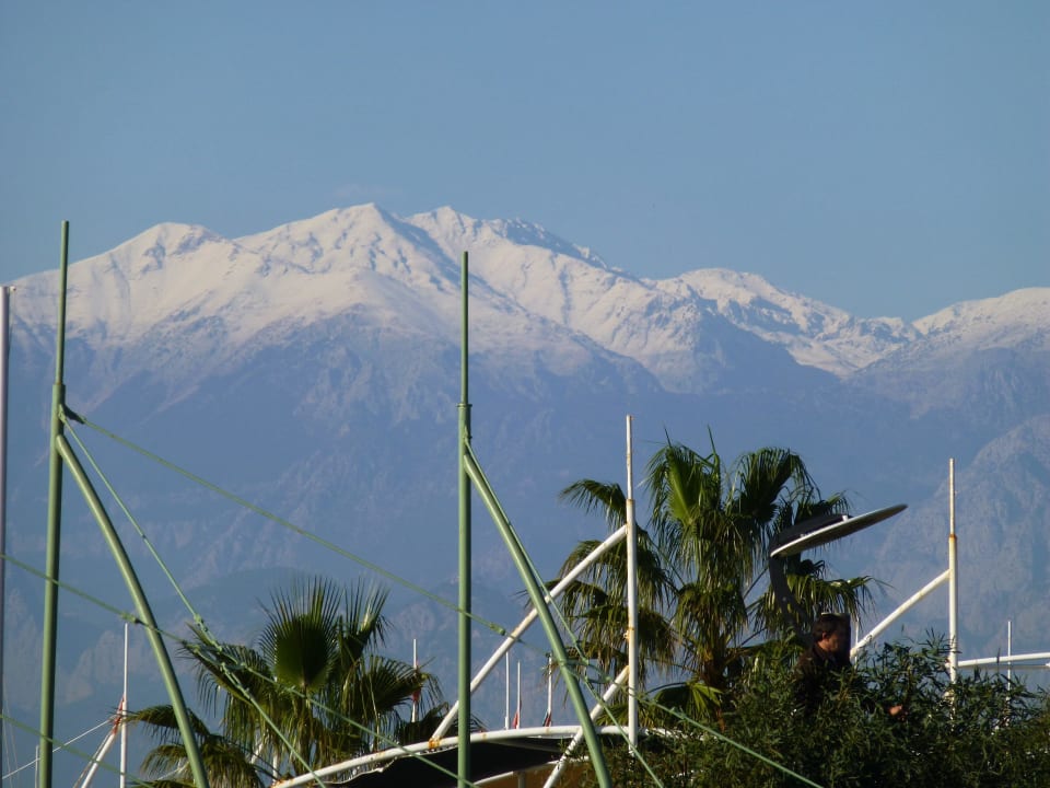 Hintergrund Taurusgebirge vom Hotelstrand Limak Lara Deluxe Hotel & Resort