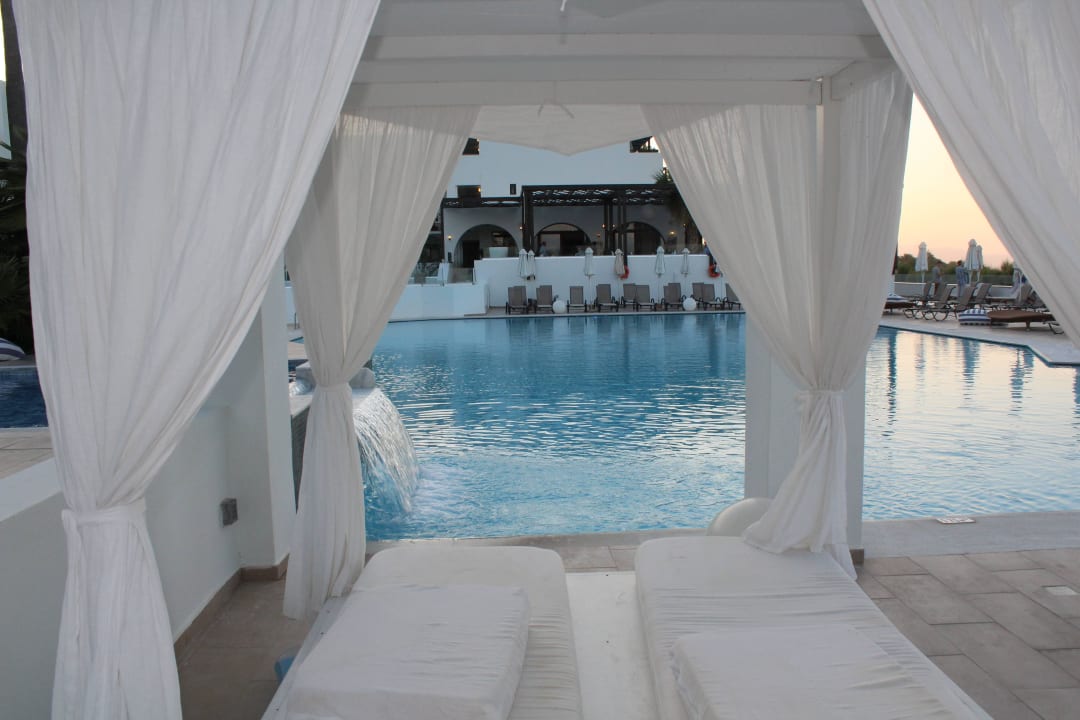 Liege vor Pool TUI BLUE Oceanis Beach and Spa Resort