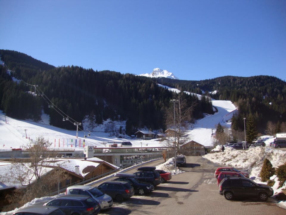 Parkplatz mit Skigebiet im Hintergrund Berghotel Ratschings