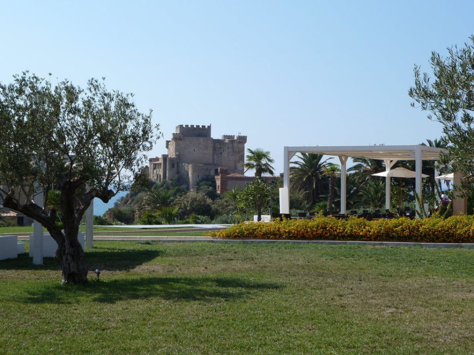 Blick vom Zimmer Richtung Restaurant und Castell Falconara Greenblu Resort