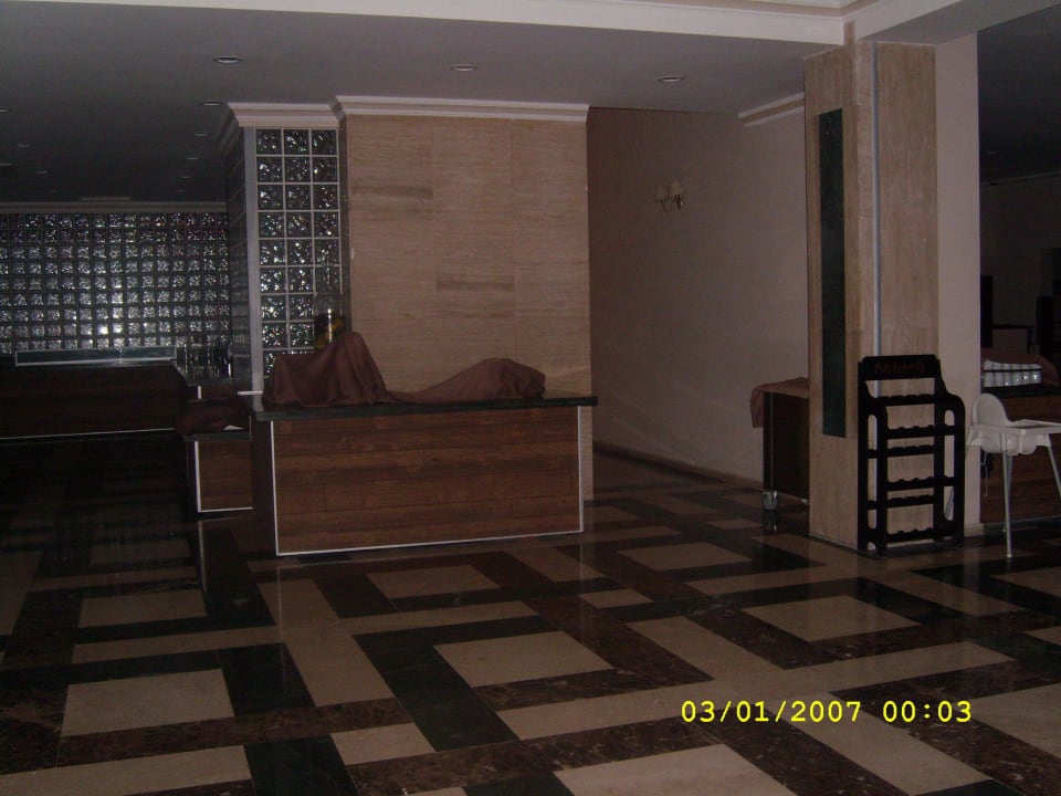 Links Buffet, Mitte Saftbar, Rechts zum Fahrstuhl Nerton Hotel - Erwachsenenhotel ab 16 Jahren