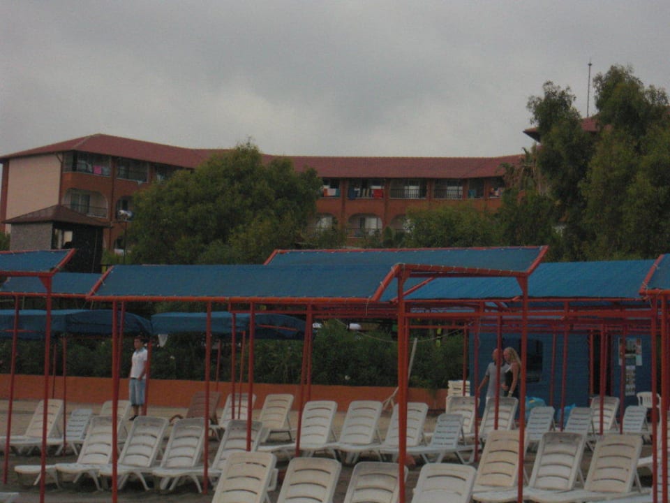 Sonnenschutz am Hotelstrand Club Turtas Beach Hotel