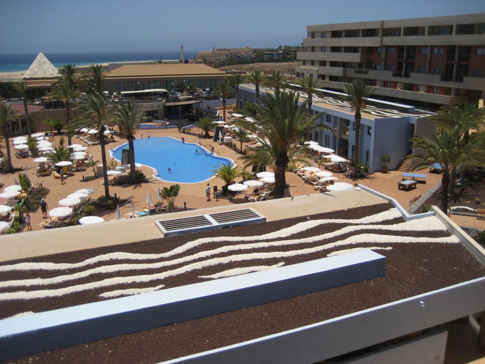 Blick vom Balkon auf den Pool Iberostar Waves Gaviotas Park
