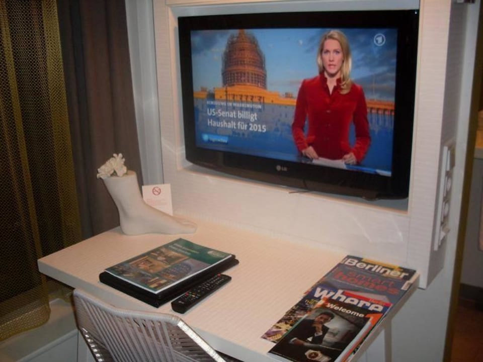 Schreibtisch und Flachbild-TV Hotel Indigo Berlin - Ku'damm