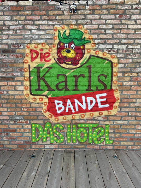 Sonstiges Die Karls Bande - Das Hotel