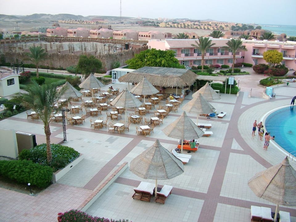 Widok na bar przy basenie MG Alexander The Great Hotel