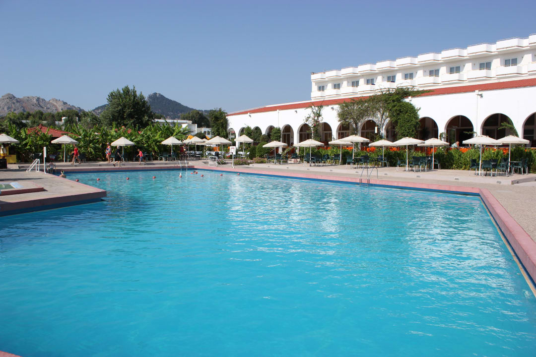 Pool am Morgen Irene Palace Beach Resort