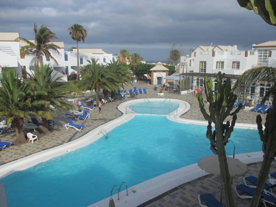 Balkon mit Poolblick Apartamentos LIVVO Morromar