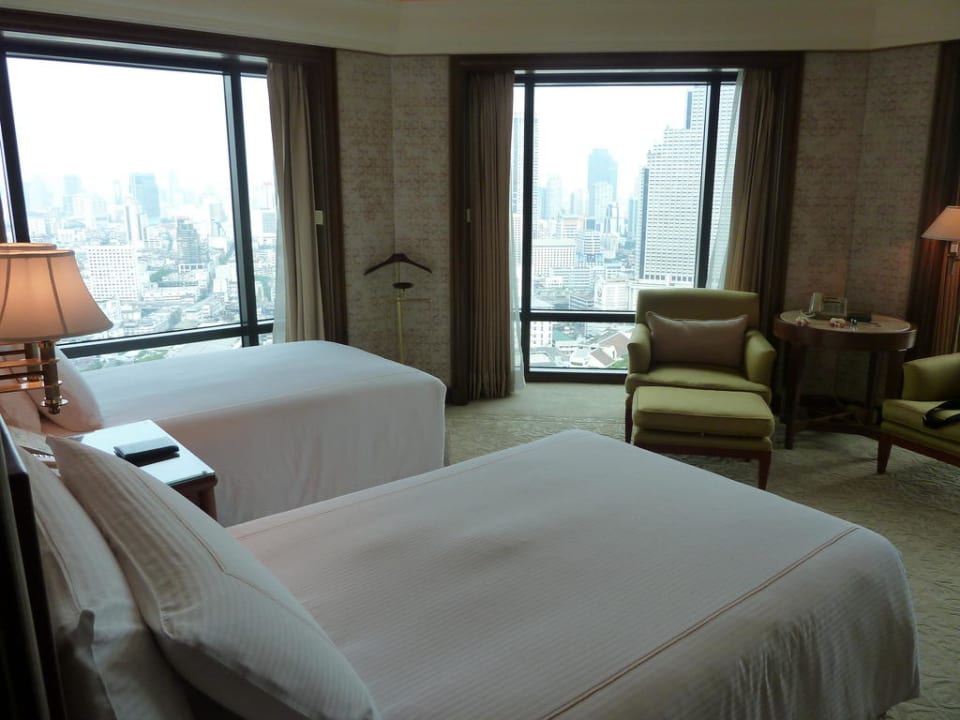 Blick auf die Stadt vom Bett aus Hotel The Peninsula Bangkok