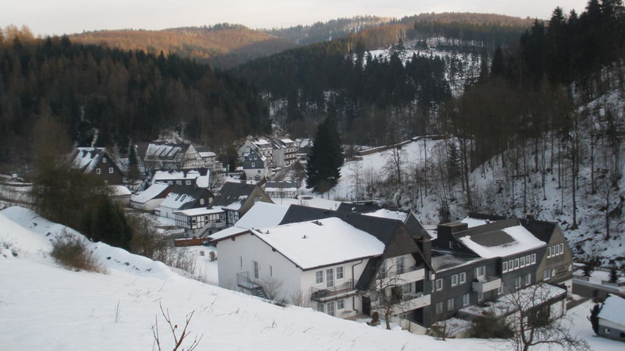 Latrop - Im Vordergrund das Hotel  Hotel Hanses-Bräutigam