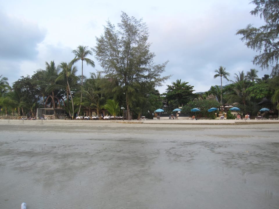 Blick auf das Hotel bei Ebbe Barali Beach Resort Koh Chang