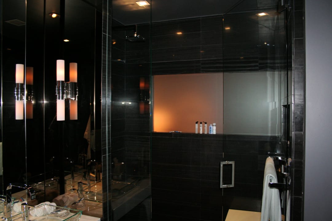 Badezimmer mit Blick auf die riesige Dusche Hyatt Centric Wall Street New York