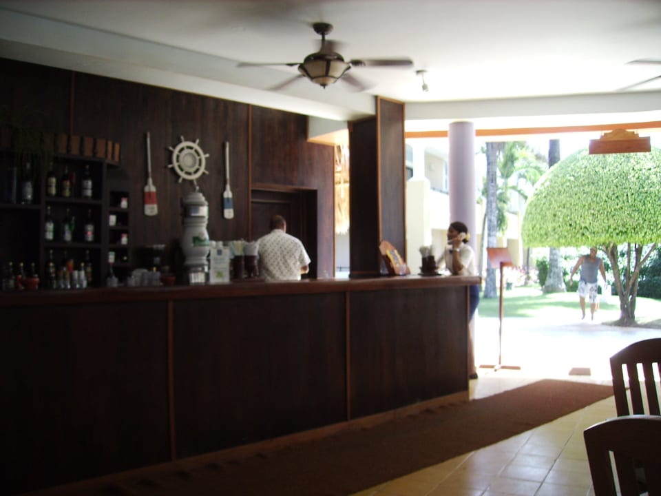 Bar beim Mittagsbuffet & International (abends) Iberostar Waves Costa Dorada