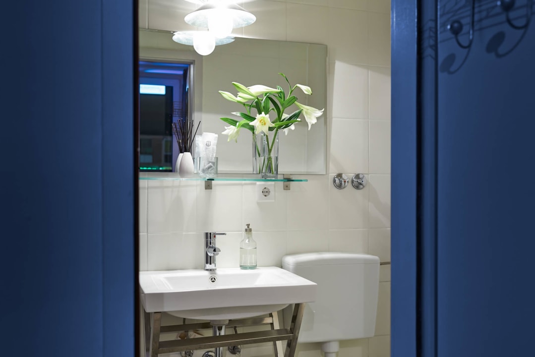 Bad im Hotelzimmer Pyjama Park Reeperbahn Hotel