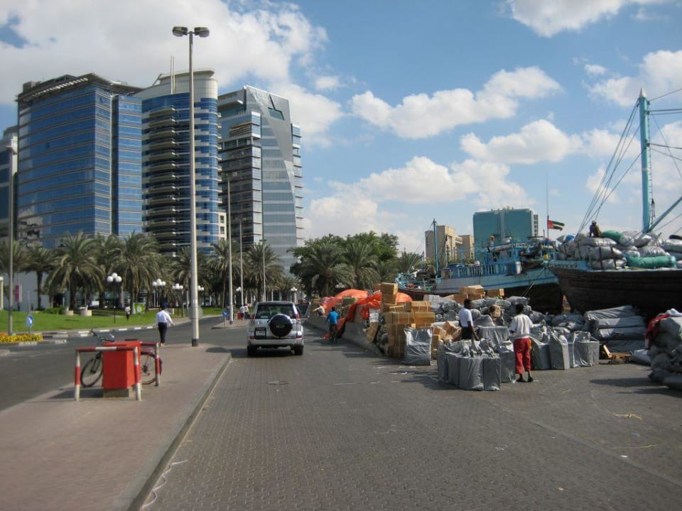 Blick vom Creek aufs Hotel (das Gebäude links) Golden Sands Hotel Creek