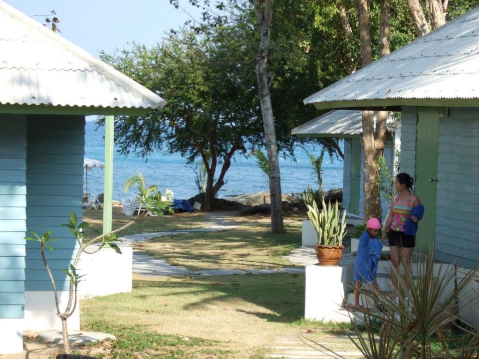 Blick vom Bungalow zum kleinen Strand Sai Kaew Beach Resort