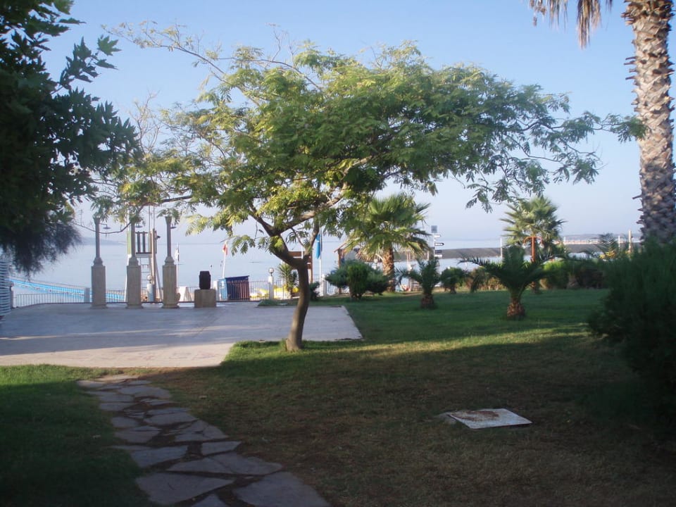 Weg zum Strand Hotel The Holiday Resort