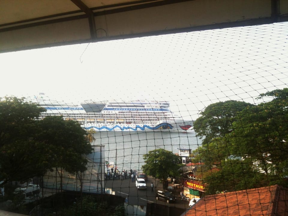 Vom Hotel gesehen: AIDA läuft ein in Kochi Killians Boutique Hotel