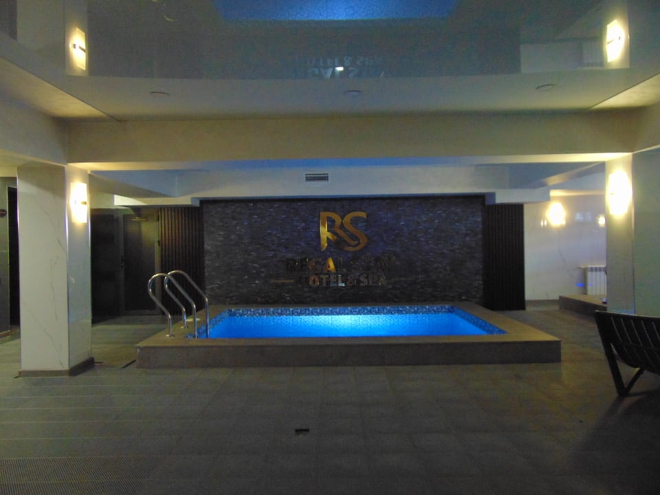 Pool Wyndham Garden Tashkent