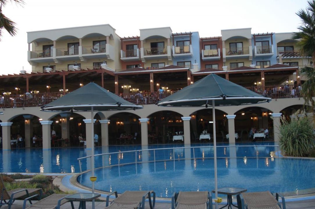 Main-Pool mit Blick auf die Restaurants Lindos Imperial Resort & Spa