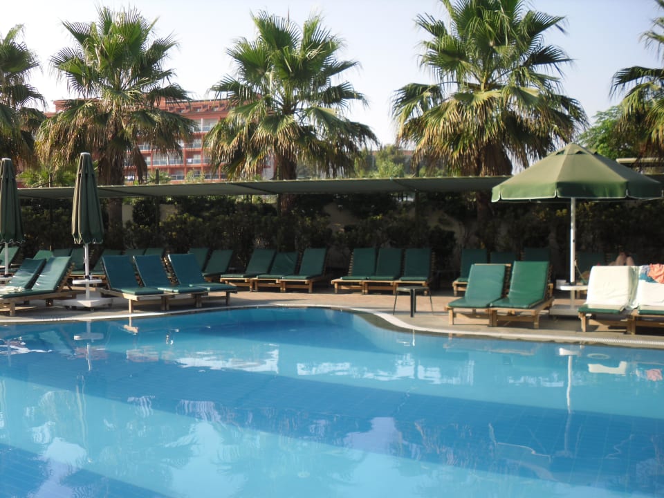 Auch nach dem Frühstück freie Liegen!  Can Garden Resort