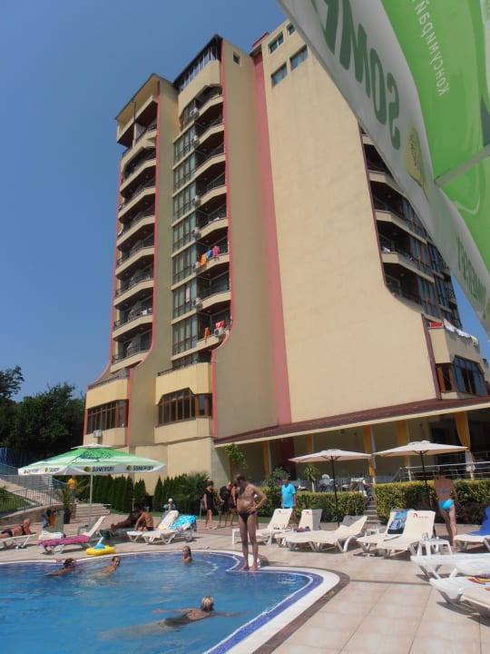 Besen i widok na wysoką część hotelu Hotel Perla Sun Park