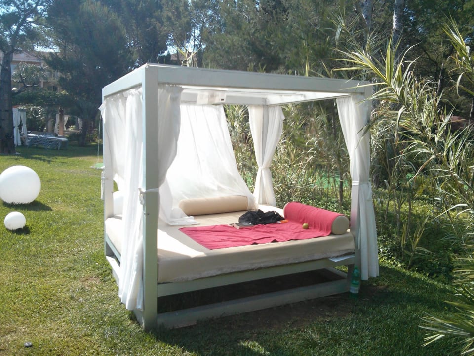 Balinesisches Bett im Garten VIVA Cala Mesquida Suites & Spa 16+