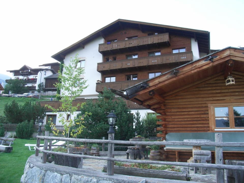 Garten mit Grillhäusel Ferienwohnungen am Matinesweg, Serfaus