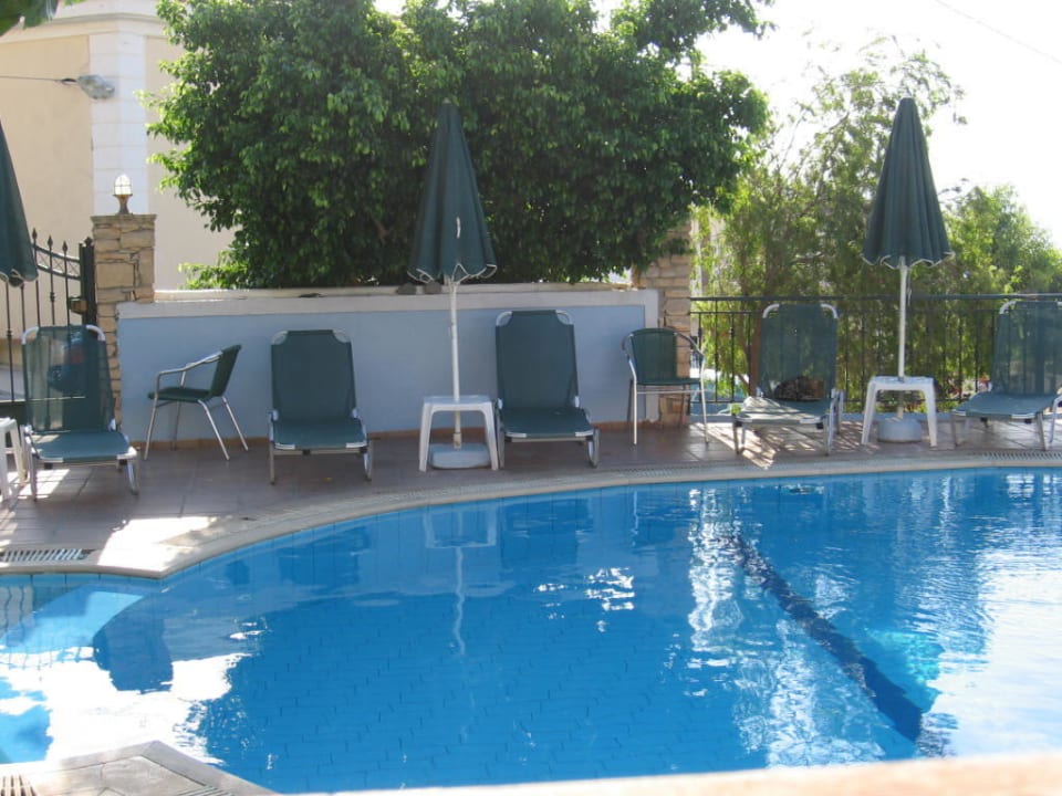 Blick auf den Pool Ariadne Apartments