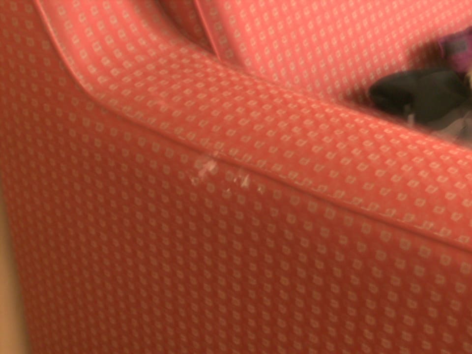 Verschmutztes Sofa db San Antonio Hotel + Spa