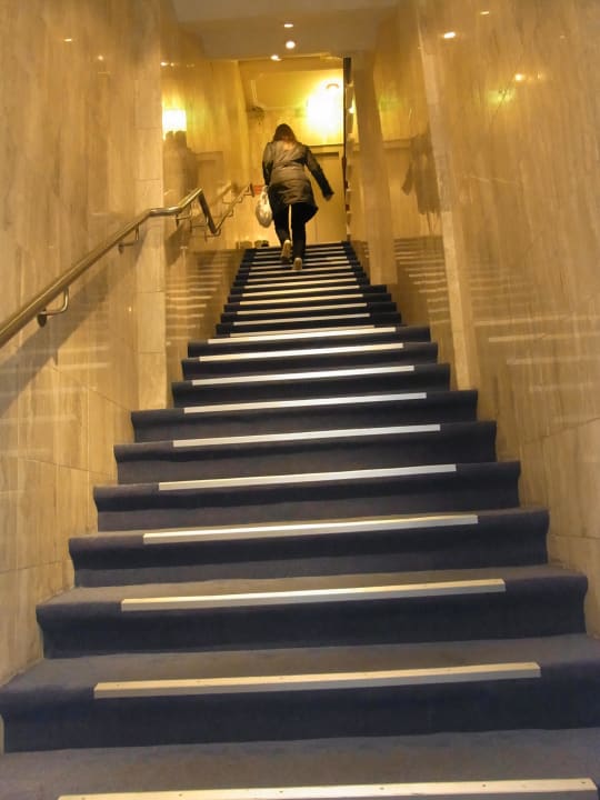 Treppe Eingang zur Rezeption Hotel Lumen am Hauptbahnhof