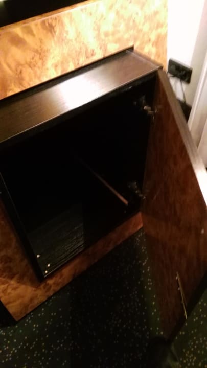 Minibar... Ohne Inhalt Hotel Astoria