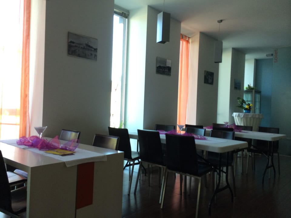 Tische im ersten Teil des Restaurants Design Hotel Preuge