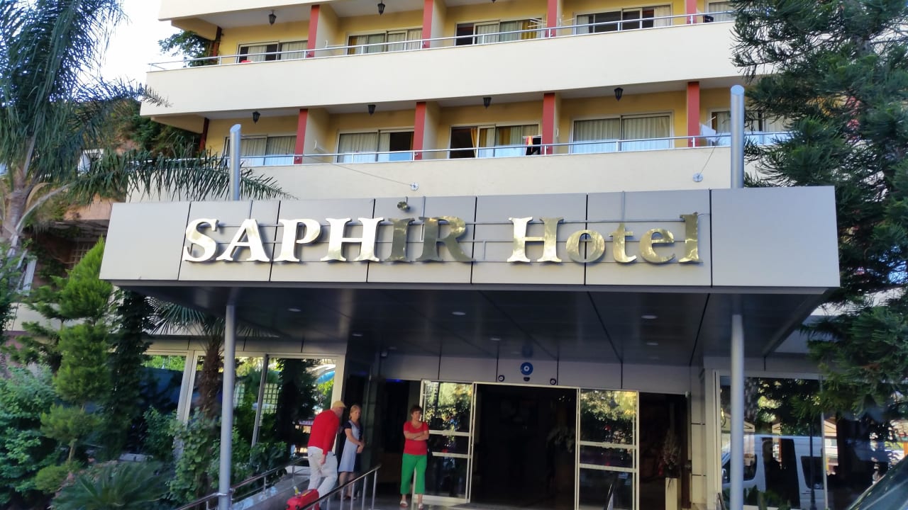 Eingang Saphir Hotel & Villas