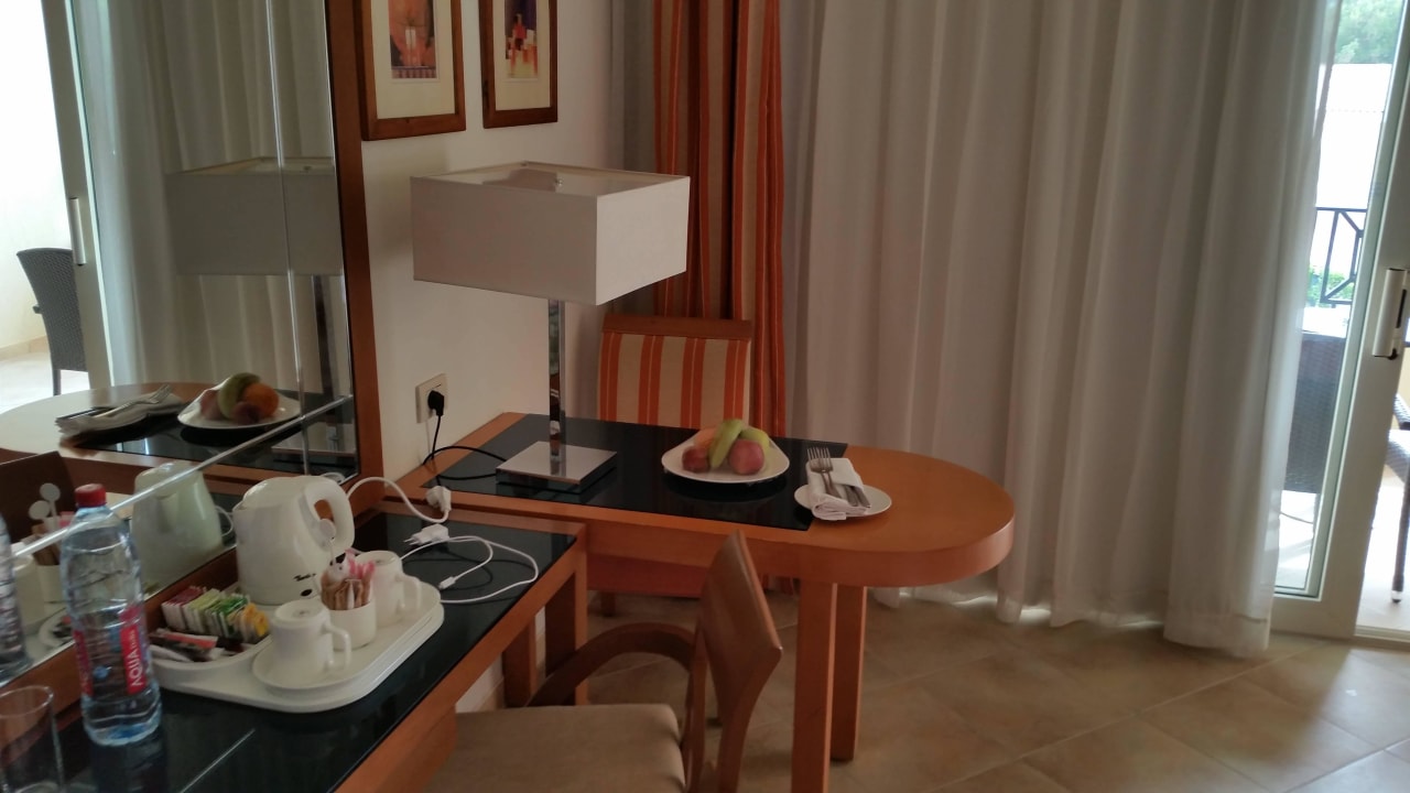 Schreibtisch mit Wasserkocher für Tee und Kaffee Cleopatra Luxury Resort Makadi Bay