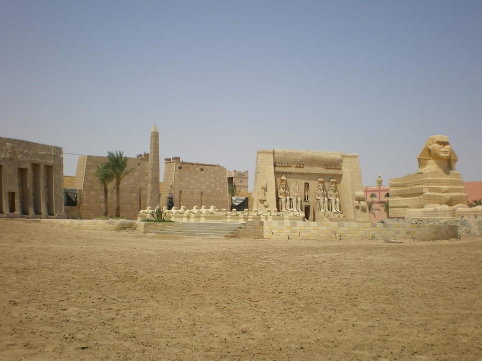 Дворик отеля Pickalbatros Alf Leila Wa Leila Resort - Neverland Hurghada