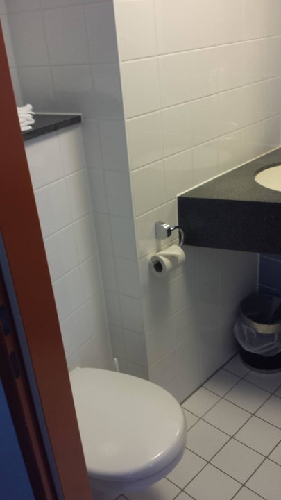 Badezimmer - WC  und Waschbecken B&B Hotel Baden Airpark