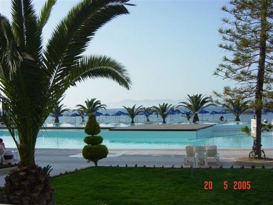 Aussicht zum Pool/Meer The Ixian Grand & All Suites