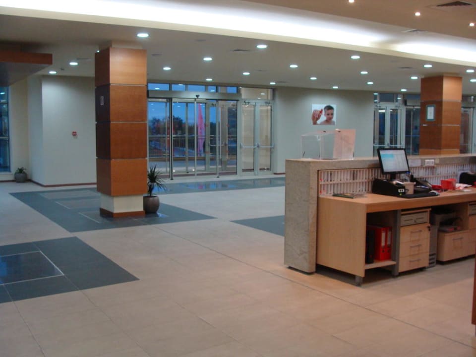 Lobby und Eingang des Hotels Sol Luna Bay